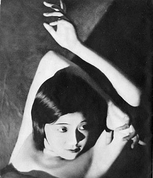 1930년대 전 세계를 오가며 한국 춤의 매력을 전파한 최승희. 당시 광고 모델로도 인기가 높았다. 동아일보 자료