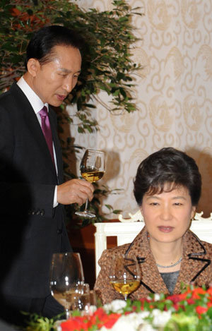 이명박 대통령이 1일 청와대에서 열린 쇼욤 라슬로 헝가리 대통령 초청 국빈 만찬에서 건배사를 마친 뒤 자리로 돌아가고 있다. 그 앞에 박근혜 전 한나라당 대표가 앉아 있다. 청와대사진기자단