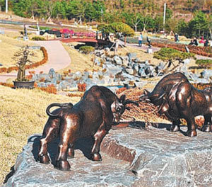 전남 신안군 압해도 ‘천사섬 분재공원’ 야외 전시장에 전시된 아프리카 짐바브웨의 쇼나조각 작품. 4월 개원한 분재공원은 지난달 관람객 10만 명을 돌파해 관광명소로 떠오르고 있다. 사진 제공 신안군