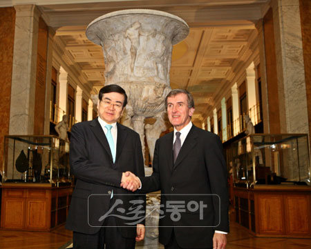 한진그룹 조양호 회장(왼쪽)이 닐 맥그리거 대영박물관장과 1일(현지시간) 영국 런던 대영박물관에서 열린 후원 협약식에서 협약서에 서명한 뒤 악수하고 있다. 사진제공 | 대한항공