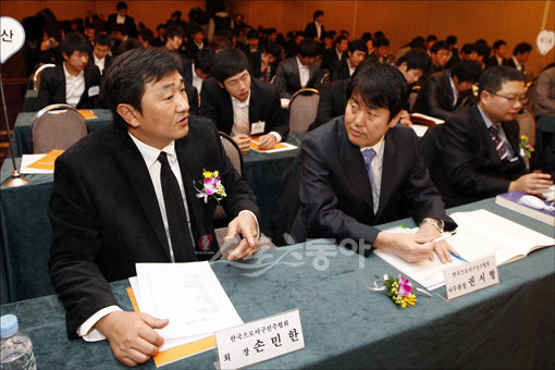 선수협 손민한 회장(왼쪽)과 권시형 사무총장(왼쪽에서 두 번째)이 2일 정기총회에 앞서 얘기를 나누고 있다. 선수협은 난상토론
끝에 찬반투표를 실시했고, 결국 노조 설립을 추진한다는 원칙적인 합의를 도출해 냈다.양회성 기자 yohan@donga.com