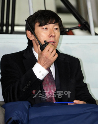 챔피온결정 1차전 성남일화 대 전북현대 경기가 2일 성남종합운동장에서 열렸다.성남 신태용감독이 벤치가 아닌 관중석에서 무전기를 들고 작전 지시를 하고 있다. 성남 | 김종원기자 won@donga.com