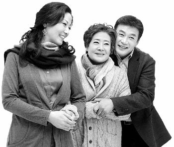 연극 ‘엄마를 부탁해’에 출연할 서이숙(딸), 정혜선(엄마), 길용우(아들) 씨.(왼쪽부터) 사진 제공 신시컴퍼니