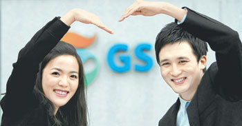 올해 1월 GS건설 신입사원으로 입사한 민지혜 씨(왼쪽)와 김태래 씨가 GS건설 로고를 배경으로 활짝 웃고 있다. 이들은 지원 분야와 관련된 전공 공부를 꾸준히 해둔 것이 입사의 지름길이 됐다고 말했다. 원대연  기자