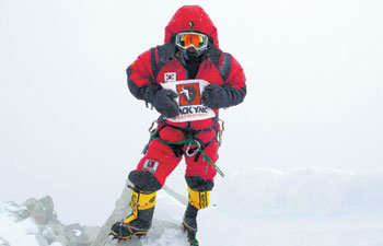 오은선 씨가 5월 6일 칸첸중가(해발 8586m)의 정상에서 찍었다는 사진. 짙은 안개 때문에 오 씨를 둘러싼 주변이 제대로
보이지 않는다. 이 때문에 일부에선 오 씨의 칸첸중가 등정에 의혹을 제기하고 있다. 하지만 오 씨는 “명예를 걸고 정상에
올랐다”고 맞서고 있다. 동아일보 자료 사진