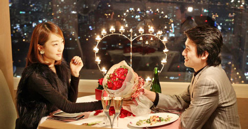 서울 삼성동 코엑스 52층에 있는 레스토랑 ‘마르코폴로’에서 연인들이 ‘사랑의 대화’를 나누고 있다. 레스토랑 측에 미리 얘기하면 깜짝 이벤트도 가능하다. 서영수 전문기자