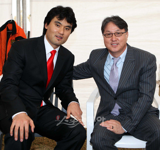 공주고 선후배 사이인 박찬호(왼쪽)와 두산 김경문 감독은 2007년 베이징올림픽 아시아 지역예선을 함께 치르면서 급속도로
가까워졌다. 지난해 11월 공주에서 열린 제9회 박찬호기전국초등학교야구대회 개막식에서도 각별한 우의를 과시했다.스포츠동아DB