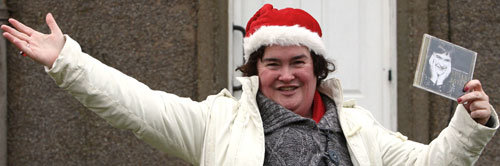 TV 리얼리티 오락프로그램을 통해 세계적 스타로 떠오른 ‘아줌마 가수’ 수전 보일이 데뷔앨범 ‘아이 드림드 어 드림’ CD를 들고 1일 영국 스코틀랜드 블랙번의 집 앞에서 포즈를 취했다. 블랙번=AP 연합뉴스