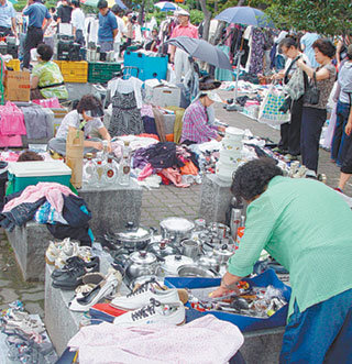 지난달 부산 금정구청 광장에서 교복 나누기, 동전 모으기, 도서 수집 등 저소득가정을 돕기 위한 금정나눔장터 행사가 열렸다. 사진 제공 금정구청