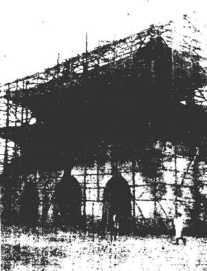 일제가 철거하기 위해 구조물을 설치한 1926년 광화문 모습. 동아일보 자료 사진