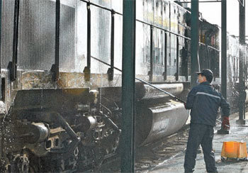 철도노조가 파업을 철회해 조합원들이 업무에 복귀한 4일 서울 마포구 상암동 수색차량기지에서 철도공사 직원들이 물청소를 하며 기관차의 묵은 때를 씻어내고 있다. 김재명 기자