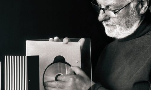 뱅앤올룹슨의 수석 디자이너인 데이비드 루이스 씨가 자신이 디자인한 CD플레이어인 ‘베오사운드 9000’을 살펴보고 있다. 사진 제공 뱅앤올룹슨