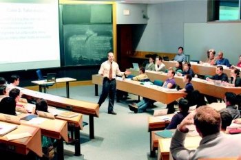 지난달 18일 미국 MIT 기업가정신센터의 MBA 강좌인 ‘신생 기업’ 강의에서 시트릭스시스템스의 피터 레빈 부사장(왼쪽)이 학생들에게 창업 때 맞닥뜨릴 수 있는 다양한 상황을 설명하고 있다. 케임브리지=조은아 기자
