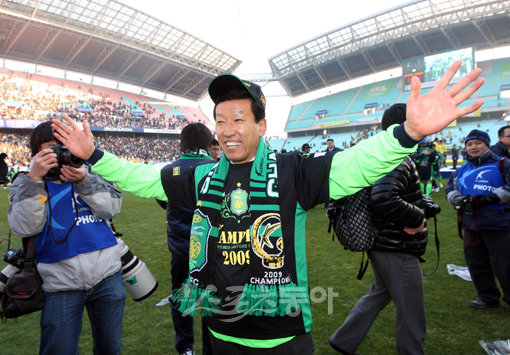 6일 오후 전주 월드컵경기장에서 열린 K-리그 전북과 성남의 챔피언결정전 2차전에서 전북이 3-1로 승리를 거두며 창단 첫 챔피언에 올랐다. 최강희 감독이 챔피 유니폼을 입고 포즈를 취하고 있다. 전주ㅣ박화용 기자 inphoto@donga.com