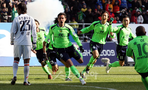 에닝요 ‘환상의 프리킥’ 전북 에닝요(8번)가 6일 열린 성남과의 챔프 2차전에서 환상적인 프리킥으로 선제골을 넣은 뒤 환호하고 있다. 전주 ｜ 박화용 기자 inphoto@donga.com