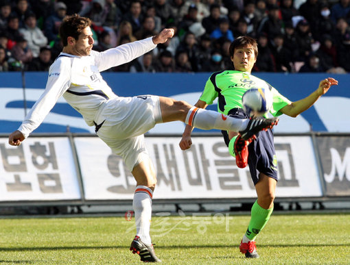 전북의 이동국(오른쪽)과 성남의 사샤가 6일 벌어진 챔피언결정전 2차전에서 동시에 오른발을 뻗어 볼을 다투고 있다. 전주 ｜ 박화용 기자 inphoto@donga.com
