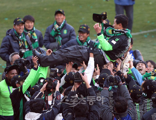 2009 프로축구 챔피언 결정2차전 전북현대 대 성남일화 경기가 6일 전주월드컵경기장에서 열였다. 우승을 차지한 전북현대 선수들이 최강희 감독을 헹가래 치고 있다. 전주 | 김종원기자 won@donga.com