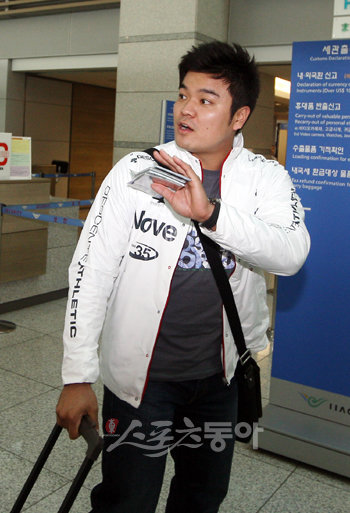 클리블랜드 추신수가 5일 인천국제공항을 통해 미국으로 출국했다. 추신수는 홈런20-도루20개를 기록한 올해보다 더 좋은 성적을 올리고 돌아오겠다고 다짐했다. 인천국제공항 ｜ 박화용 기자 inphoto@donga.com