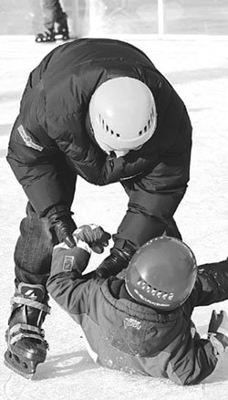 겨울철 스케이트를 타다 넘어질 때 엉덩이나 허벅지가 먼저 땅에 닿도록 넘어져야 골절을 최소화할 수 있다. 동아일보 자료 사진