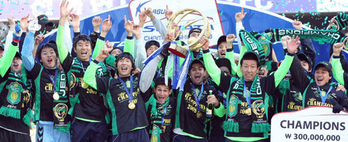 “우승이다!” 전북 현대 최강희 감독(앞줄 오른쪽 두 번째)과 선수들이 시상대에서 기쁨을 만끽하고 있다. 전북은 6일 전주월드컵경기장에서 열린 프로축구 K리그 챔피언결정전 2차전에서 성남 일화를 3-1로 꺾고 1승 1무로 창단 15년 만에 첫 우승을 차지했다. 박화용 스포츠동아 기자