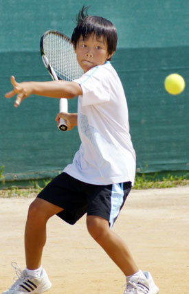 선천성 청각장애(3급)가 있는 이덕희 군(제천 신백초교 5년)이 5일 미국 플로리다 주 브레이든턴에서 열린 에디허국제테니스대회 단식 남자 12세부에서 3위를 차지해 관중과 대회 관계자들로부터 박수갈채를 받았다. 사진 제공 제천교육청