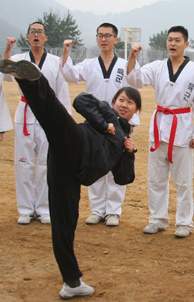 태권도와 유도, 합기도를 합쳐 8단의 무술실력을 갖춘 안지은 중위(앞쪽)가 부대 병사들에게 태권도 발차기 시범을 보이고 있다. 사진 제공 육군