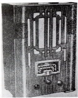 1930년대에 인기를 끈 일제 내셔널 라디오. 당시 라디오는 덩치가 커서 그 안에 사람이 숨어 있다고 생각한 어린이들이 말을 걸기도 했다. 동아일보 자료 사진