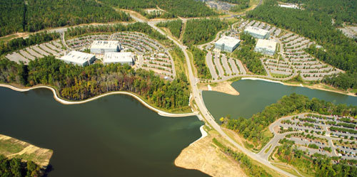 미국 노스캐롤라이나 주의 리서치트라이앵글파크(RTP)를 하늘에서 내려다본 모습. RTP는 50여 년 전 기본계획을 수립할 때부터 입주 기업의 직원들이 쾌적한 환경에서 근무할 수 있도록 오염배출 업체의 진입을 철저히 차단하고 건폐율을 15%로 제한해 충분한 녹지공간을 확보했다. 사진 제공 RTP