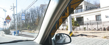 1년… 아물지 않은 상처
지난해 12월 19일 강호순이 자신의 에쿠스 차량으로 마지막 희생자인 안모 씨(여·당시 21세)를 납치한 경기 군포시 대야미동 군포보건소 앞 버스정류장. 주민들에게는 여전히 강호순의 악몽이 남아 있는지 6일 오후에도 이곳에는 버스를 타려는 사람이 거의 없었다. 군포=변영욱 기자