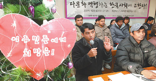 외국인 이주 노동자들이 6일 서울 중구 정동 성프란체스코 교육회관에서 열린 유엔 세계 이주민의 날 기념 ‘이주민 희망발언대’에서 이주노동자의 인권과 노동권 보장을 촉구하고 있다. 김동주 기자