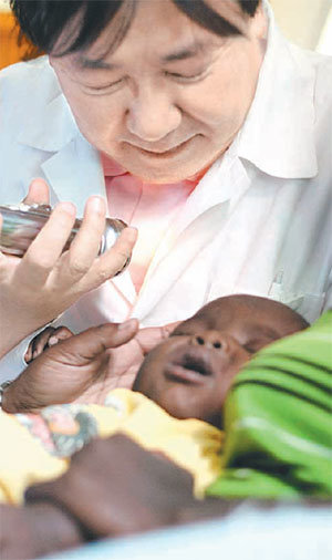 시력을 잃을 처지에 놓인 케냐 아동들에게 ‘빛’을 선물한 서울성모병원 주천기 교수가 한 어린이의 눈을 검사하고 있다. 사진 제공 월드쉐어