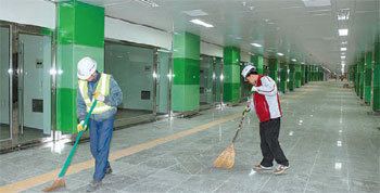 대구 수성구 범어역 지하상가 완공을 앞두고 시공업체 직원들이 청소를 하고 있다. 정용균 기자