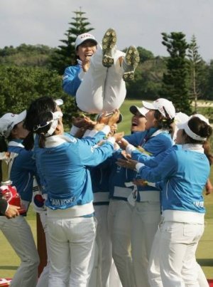 이지희 헹가래 부상 5일 교라쿠컵 제10회 한일여자프로골프대항전에서 우승한 한국팀 선수들이 주장 이지희를 헹가래치고 있다(사진). 이지희는 이 과정에서 땅에 떨어져 인근 병원으로 후송됐다. MRI 검사 결과 다행히 뼈와 신경에는 큰 이상이 없는 걸로 전해졌다. 사진제공=KLPGA