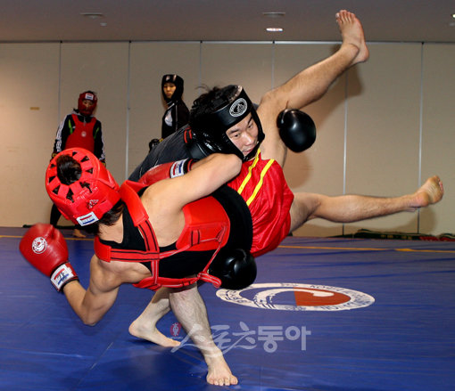 마음은 이연걸이지만 막상 동작은 레슬링이 돼버렸다. 전영희 기자의 진지한 표정을 배려해서일까. 조교는 “표현력은 고수”라고 전 기자의 ‘자존심’을 세워줬다. 청주 ｜ 박화용 기자 inphoto@donga.com
