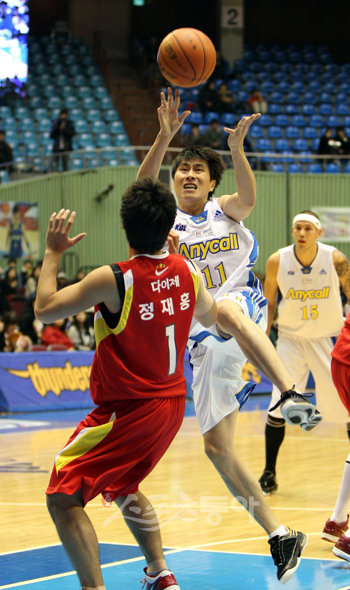 삼성 이상민(가운데)이 8일 서울 잠실실내체육관에서 열린 2009∼2010 프로농구 경기에서 오리온스 정재홍의 수비를 제치고 슛을 하고 있다. 잠실｜ 박화용 기자 inphoto@donga.com