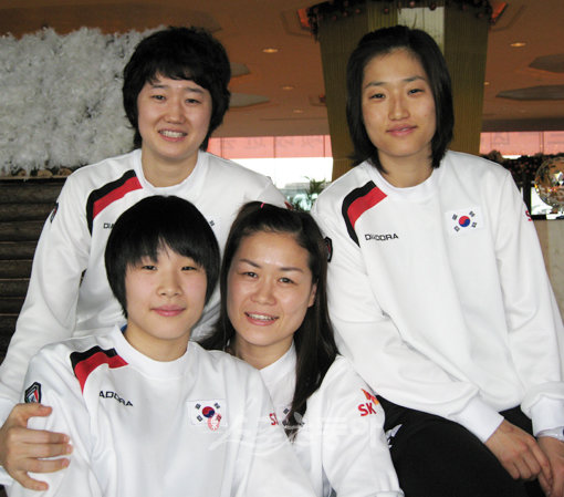 2세대 ‘우생순’ 탄생을 꿈꾸는 한국여자핸드볼 대표팀이 친자매 이상의 우정을 발휘하며 팀을 승리로 이끌고 있다. 창저우(중국)｜ 전영희 기자 setupman@donga.com