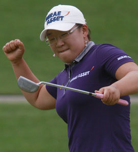 “올 시즌 20억 벌었어요”   ‘미소천사’ 신지애(21)가 퍼팅을 성공시킨 뒤 환호하는 모습이 듬직하다. 그는 올해 180만7334달러(약 20억 원)를
벌어들여 한국 선수 최초로 LPGA투어 상금왕에 올랐다. 1978년 낸시 로페즈(미국)의 최연소 기록을 4개월 가까이 앞당겼다.
동아일보 자료 사진