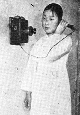 1937년경 전화를 거는 여성. 1935년 자동식 전화가 일부 보급됐으나 교환식 전화가 대부분이었다. 동아일보 자료 사진