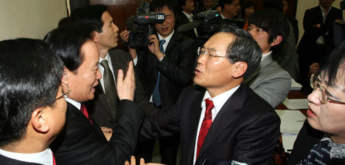 국회 국토해양위원회가 8일 전체회의에서 3조5000억 원의 ‘4대강 살리기 사업’ 예산을 원안대로 처리하자 이에 반발한 민주당
우윤근 의원(오른쪽에서 두 번째) 등 야당 의원들이 이병석 위원장에게 항의하고 있다. 사진 제공 데일리안