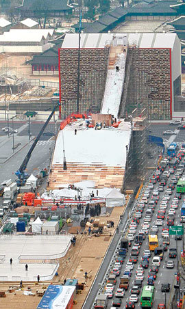 ‘빅에어’ 대회를 앞두고 광화문광장 세종대왕 동상 뒤편에 높이 34m, 길이 100m의 점프대가 설치되고 있다. 홍진환 기자