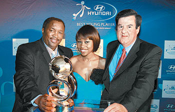 한일 월드컵(2002년), 독일 월드컵(2006년) 공식 후원사로 활동한 현대·기아자동차는 내년 남아프리카공화국 월드컵에서는
세계 시장에 초점을 맞춘 스포츠 마케팅 전략을 펼치기로 했다. 월드컵 조 추첨을 앞두고 남아공 케이프타운에서 공개된 ‘현대
베스트 영플레이어 어워드’ 론칭 행사 장면. 사진 제공 현대·기아자동차