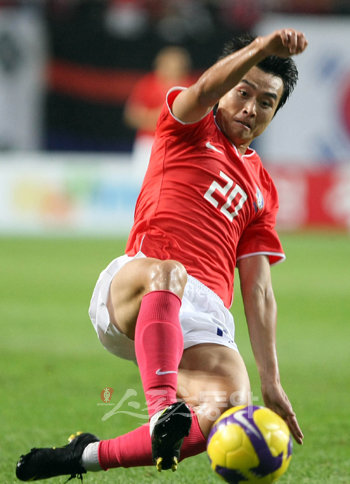 올해 K리그를 평정한 이동국은 나이지리아전에서 강한 면모를 보여 2010남아공월드컵에서 맞대결하는 나이지리아전에서도 ‘킬러’의 모습을 보여줄지 관심을 모으고 있다. [스포츠동아 DB]