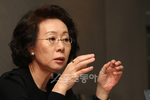 “깐깐하다고요? 맞아요. 그게 나에요.” 영화 ‘여배우들’에서 솔직한 여배우의 모습을 그대로 보여준 윤여정은 담배 한 대로 삶의 희로애락을 풀어낼 줄 아는 ‘좋은 배우’였다.김종원기자 won@donga.com