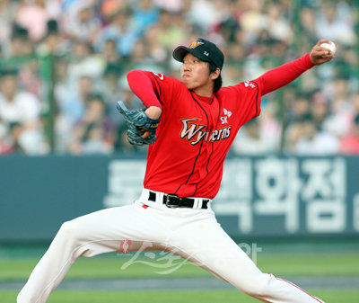 SK는 준우승했지만 파격적으로 선수단 총연봉을 25% 인상할 방침이다. 그러나 고과 1위인 투수 전병두(사진)와 지난달 30일 먼저 계약하면서 다른 선수들에게 ‘전병두 이상의 인상은 없다’는 메시지를 전해 눈길을 모으고 있다. [스포츠동아 DB]