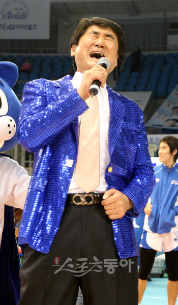 9일 저녁 대전 충무체육관에서 열린 프로배구 2009-2010V리그 삼성화재와 LIG손해보험의 경기에서 삼성화재 신치용 감독이 세트스코어 3-2로 승리를 거두고 10승에 선착했다. 신치용 감독이 10승 선착과 홈 7연승 달승 기념 특별 공연을 하고 있다. 대전ㅣ박화용 기자 inphoto@donga.com