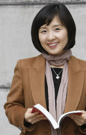 “예를 들어 회의실 탁자에 여럿이 둘러앉아 있다면 예전에는 그중에 주인공이란 게 있다고 생각했어요. 그런데 지금은 말한마디도 하지 않다 돌아가는 사람이 있더라도 관심이 가요.” 주로 도시적 감수성, 미혼여성들의 삶을 그려온 정이현 작가는 자신의 문학적 변화를 이렇게 설명했다. 김재명 기자