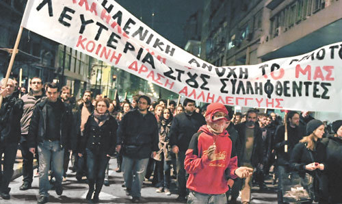 위에 휘청거리는 그리스 경제
그리스의 국가신용등급이 하향 조정되고 있는 가운데 8일 수도 아테네에서 시위대가 줄지어 거리를 행진하고 있다. 시위대는 경찰이 폭력적으로 진압해 시위대 일부가 다쳤다고 주장했다. 이날 시위는 지난해 시위 도중 경찰이 쏜 총에 맞아 숨진 15세 소년의 1주기를 맞아 벌어졌다. 국제신용평가회사인 스탠더드앤드푸어스(S&P)는 그리스의 신용등급 하락 가능성을 내비쳤고 장클로드 트리셰 유럽중앙은행(ECB) 총재는 “그리스 재정 상황이 아주 어렵다”며 “매우 중대하고 용기 있는 조치가 필요하다”고 지적했다. 아테네=AFP 연합뉴스