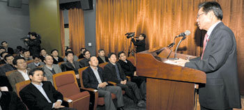 류화선 파주시장이 9일 오후 비무장지대인 경기 파주시 군내면 조산리 대성동마을 마을회관에 모인 삼성생명 임원들 앞에서 강연을 하고 있다. 사진 제공 파