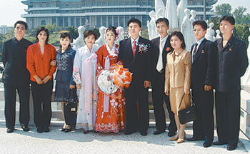 지난달 21∼24일 북한 평양을 방문한 방북단이 촬영한 평양 시내 결혼식 모습. 방북단은 “평양 시민들의 모습에서 국제사회의 제재로 인한 고통의 흔적을 찾기 힘들었다”고 전했다. 사진 제공 한미경제연구소