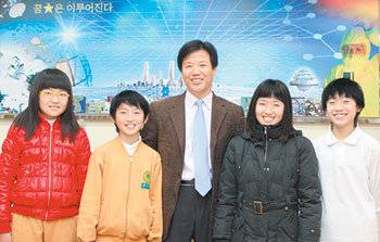 포항제철서초등학교 과학실에서 학생들과 함께 한 김헌수 교사(가운데). 그는 “생활 주변을 조금씩 바꿔나가려는 태도가 과학의 출발점”이라고 말했다. 사진 제공 포항제철서초교